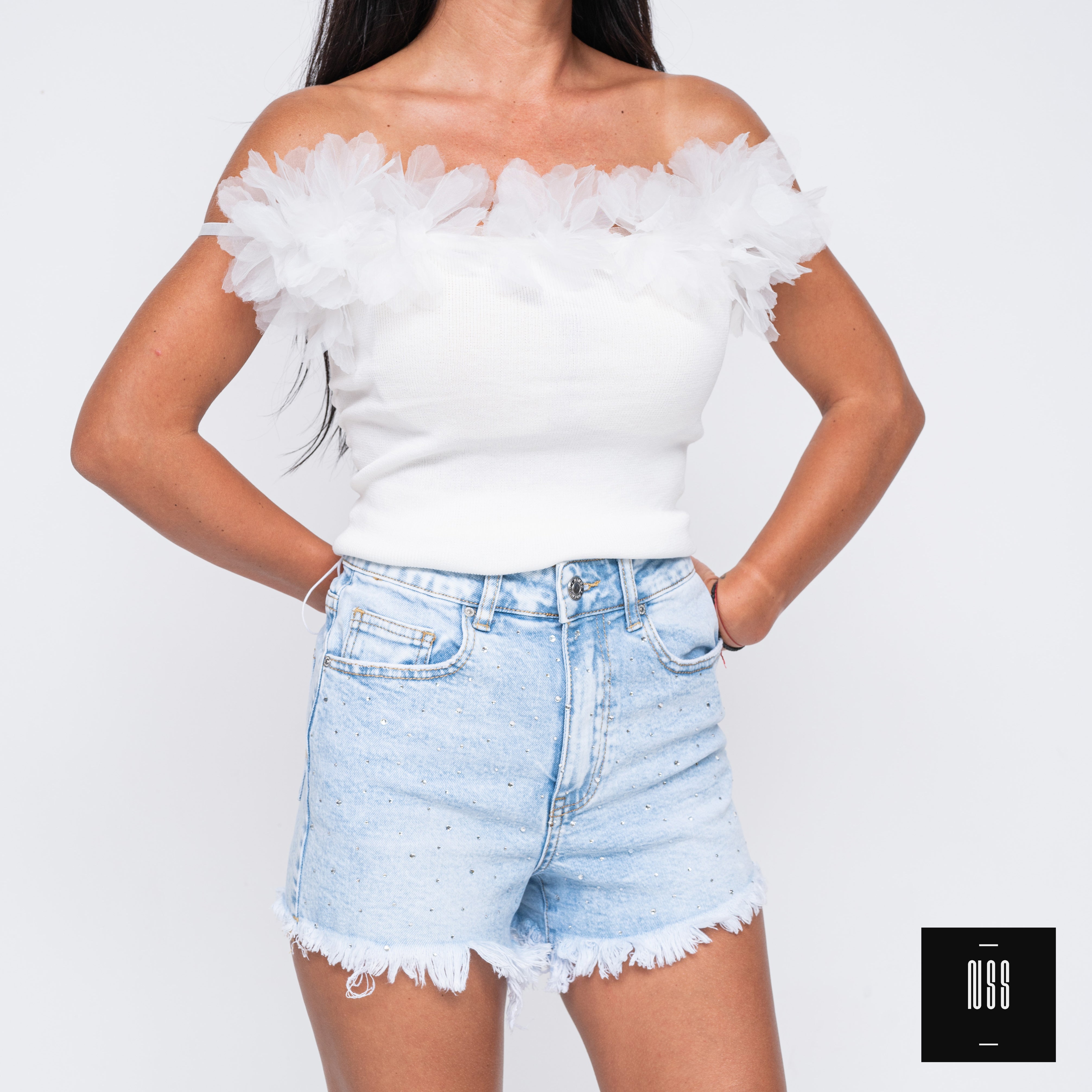 Бял топ с тюл