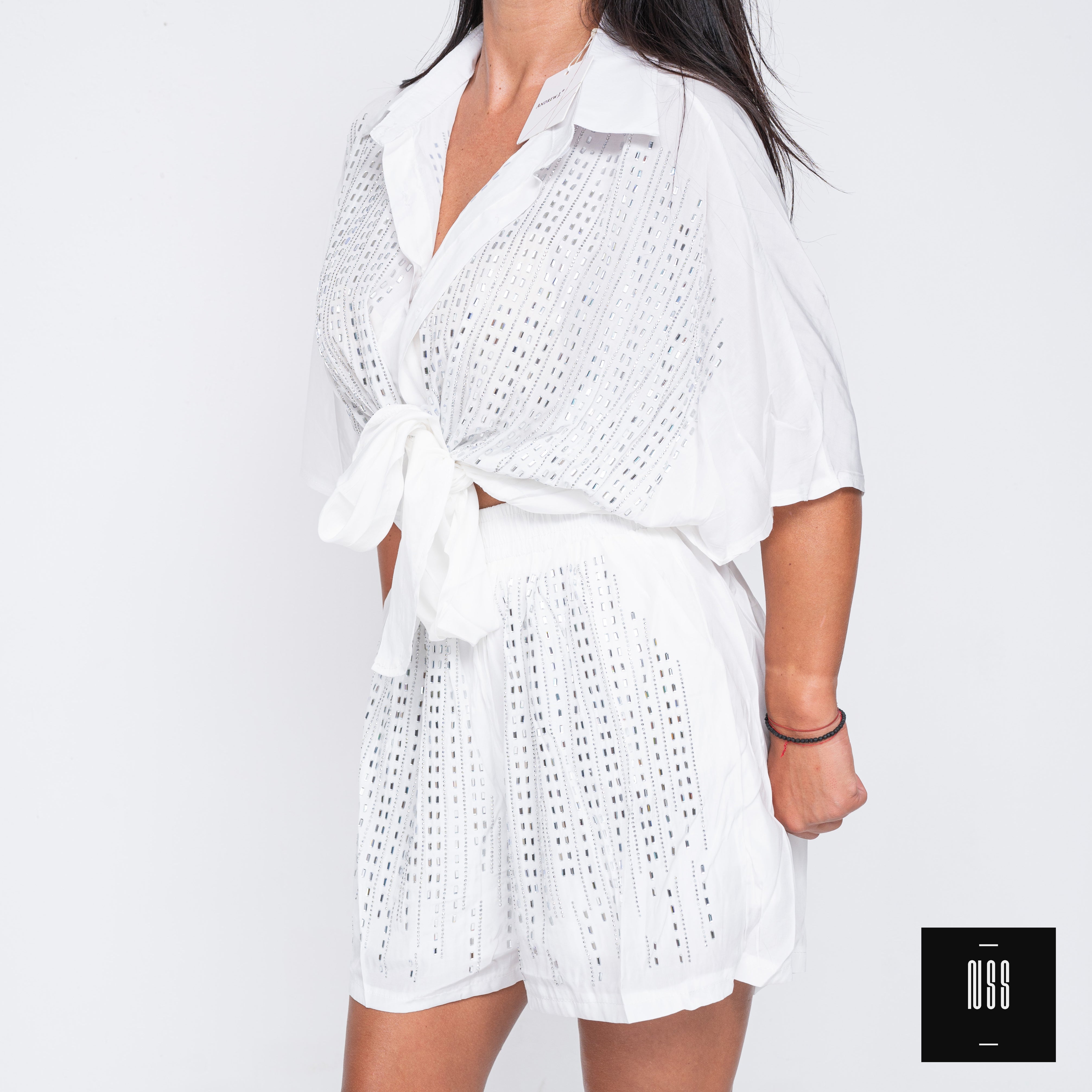 Бял комплект с камъни