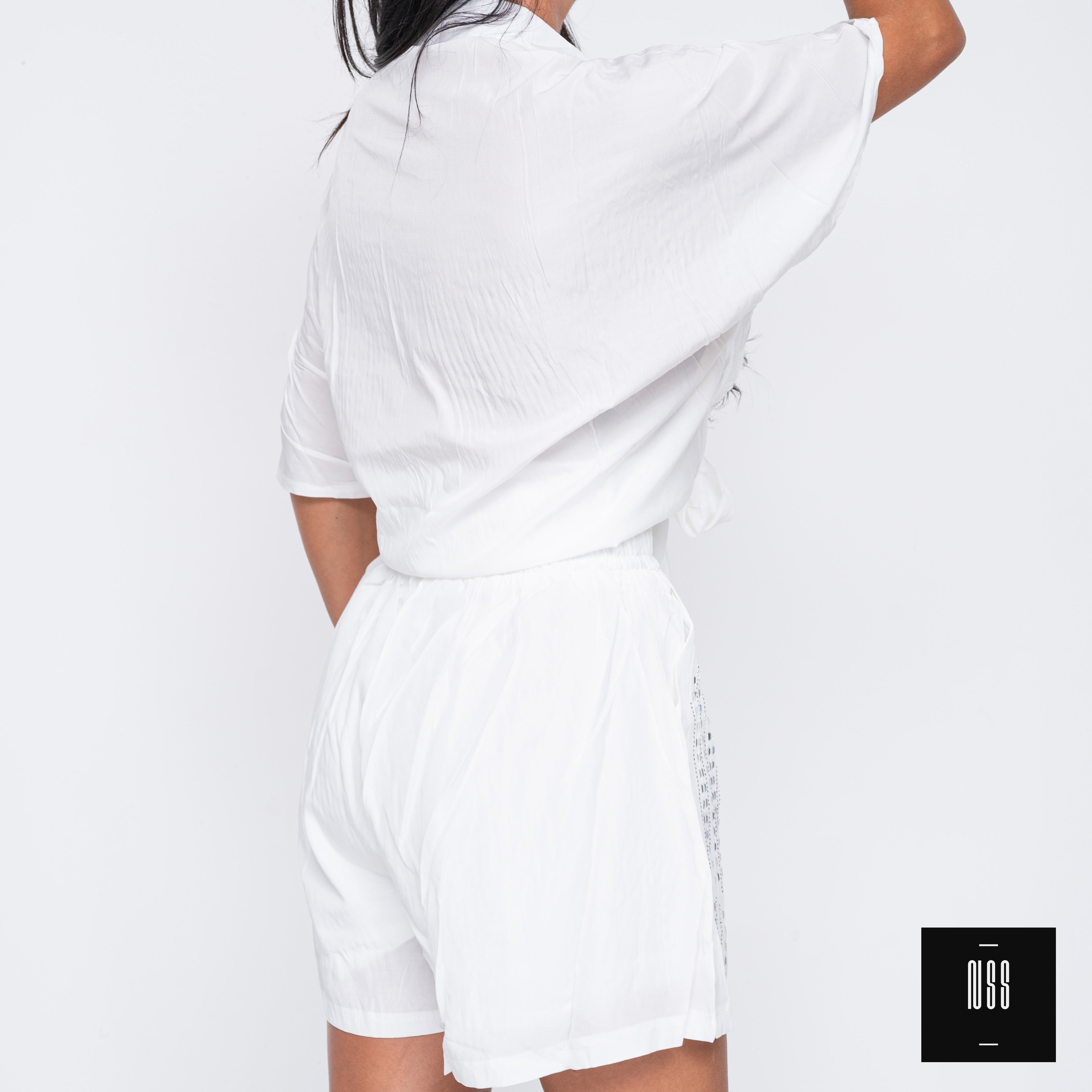 Бял комплект с камъни